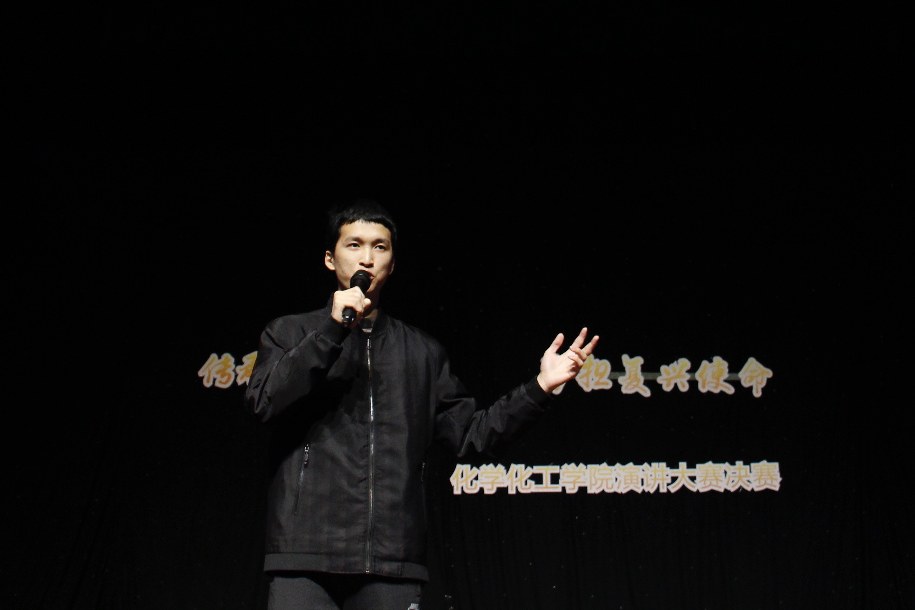 经过两个多小时的激烈角逐,最终9号选手徐佳俊的《上下同欲者胜,风雨