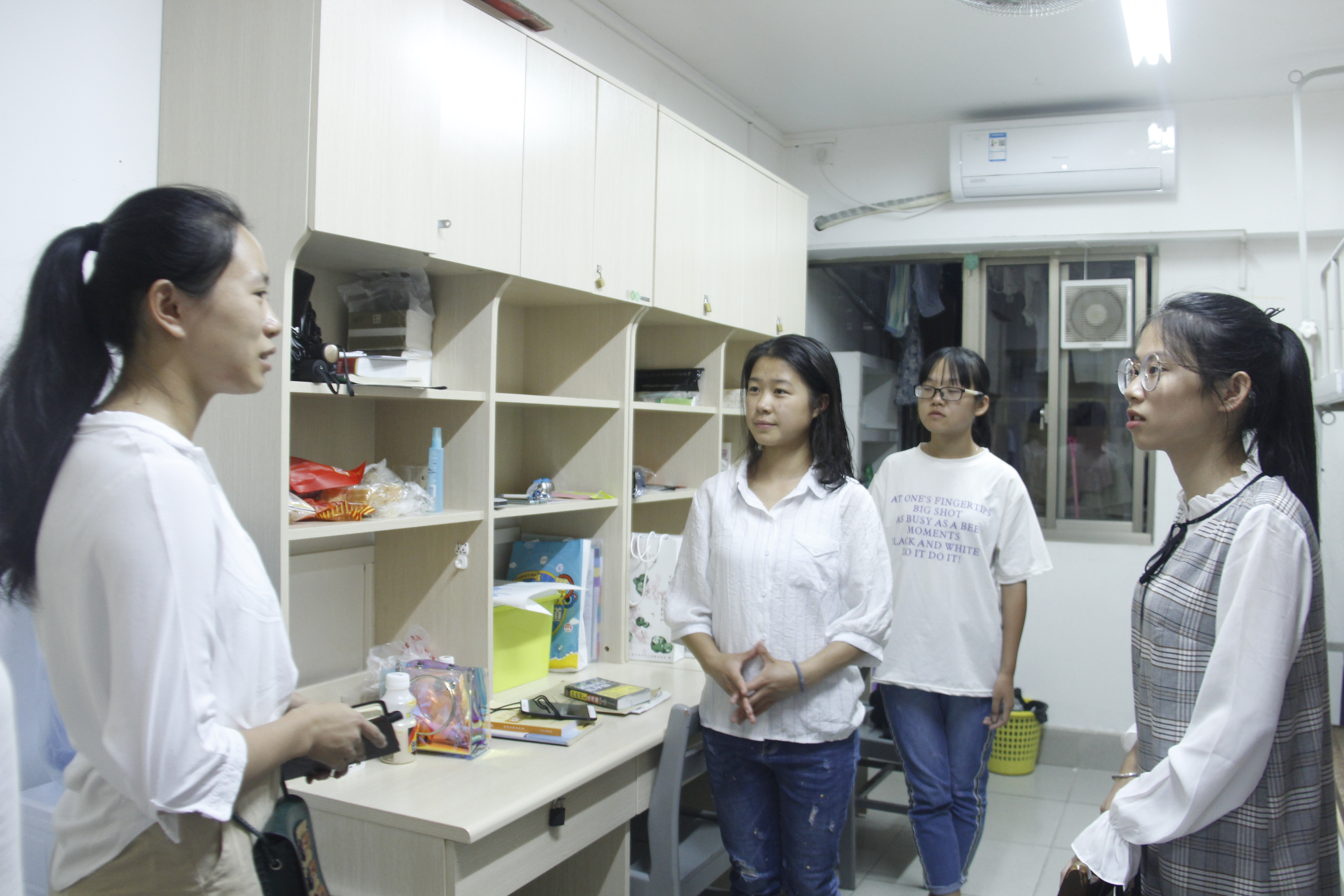 我院党支部志愿服务队走访新生宿舍-广西大学化学化工