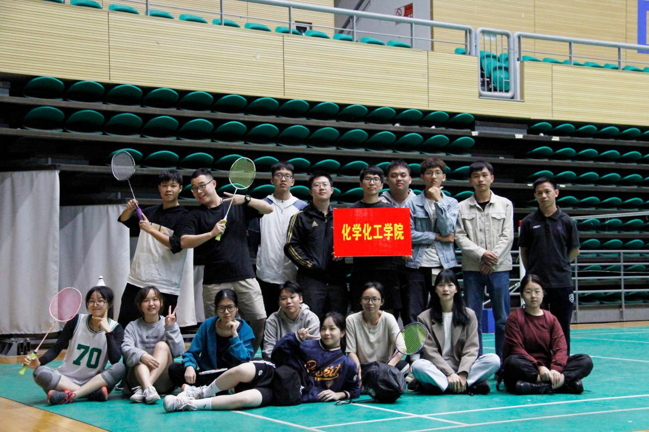热烈祝贺广西大学第五十届运动会羽毛球比赛完满结束