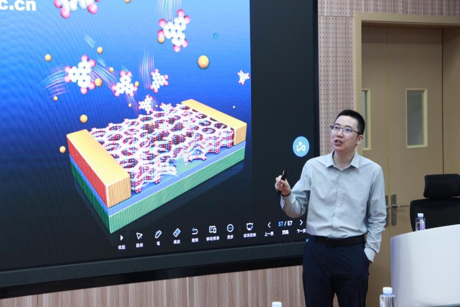 中国科学院福建物构所徐刚研究员应邀为我院师生作学术报告