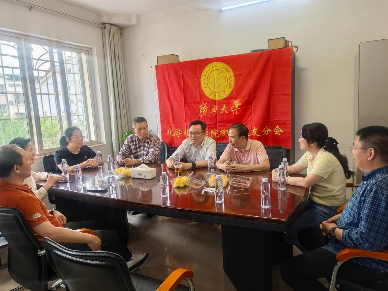 院长秦祖赠带队赴柳州走访校友
