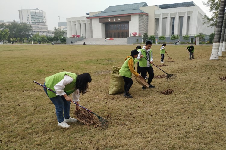 三月春风拂大地，雷锋精神永流传——绿叶社绿地维护活动